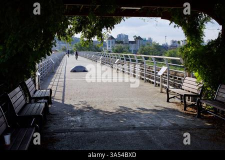 Gwangju City, Südkorea – 24. September 2020: Radfahrer fahren über die alte Sandong-Brücke, die jetzt als Fußgänger- und Radweg genutzt wird. Das Histo Stockfoto