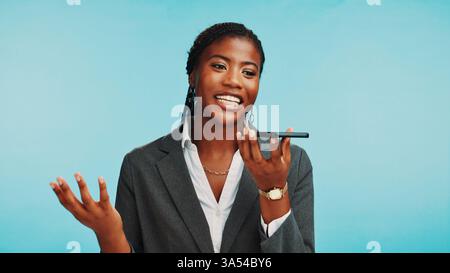 Lautsprecher, Telefon und Business Black Frau im Studio für Kommunikation, Aufzeichnung und Sprachnotizen. Platz, Firma und Person auf dem Smartphone für Anruf Stockfoto