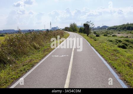 Gwangju City, Südkorea - 24. September 2020: Ein gewundener Abschnitt des Yeongsangang Bike Path erstreckt sich durch offene Felder und Grünflächen mit dista Stockfoto