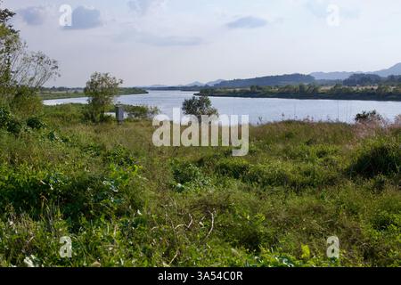 Gwangju, Südkorea - 24. September 2020: Ein ruhiger Blick auf den Yeongsangang River, der sich durch üppige Vegetation und sanfte Hügel schlängelt, mit weit entfernt Stockfoto
