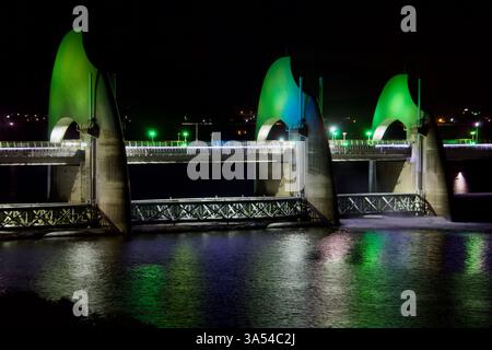 Gwangju City, Südkorea - 24. September 2020: Das Seungchon Weir am Yeongsan River wird mit grünem Licht beleuchtet und reflektiert lebendig Stockfoto