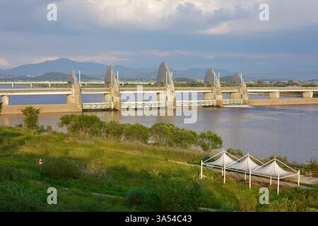 Gwangju, Südkorea – 24. September 2020: Seungchon Weir, ein markantes Gebäude am Yeongsan River, das an Reiskörner erinnert, spielt einen Schlüssel Stockfoto