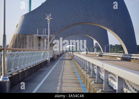 Gwangju, Südkorea - 24. September 2020: Ein Fußgänger- und Radweg führt unter den markanten, reiskornförmigen Bögen des Seungchon Weir, Teil o Stockfoto