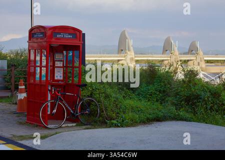 Gwangju, Südkorea - 24. September 2020: Ein roter Zertifizierungsstand im Seungchong-bo Certification Center, wo Radfahrer auf dem Yeongsangang Bike Pa fahren Stockfoto