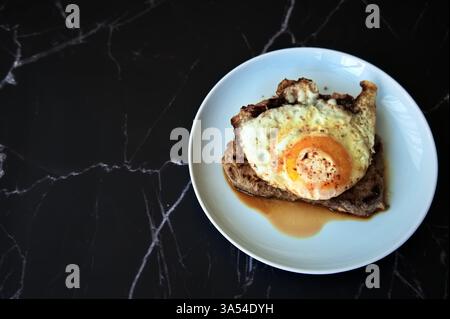 Direkt über dem Schuss Steak mit Ei Stockfoto