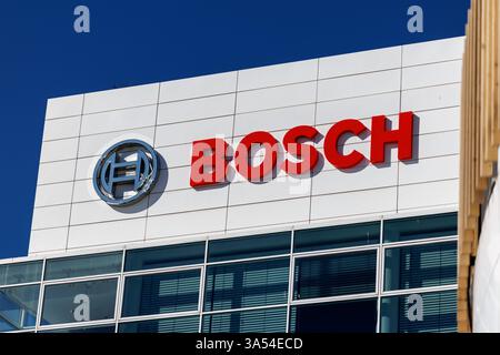 München, Deutschland. März 2025. Schriftzug und Logo der Robert Bosch GmbH sind auf einer Niederlassung des Unternehmens in München (Bayern) zu sehen. Bosch ist ein deutscher Technologiekonzern mit Sitz in Stuttgart, der als Automobilzulieferer, Hersteller von Industrietechnik, Konsumgütern (Elektrowerkzeuge, Haushaltsgeräte) sowie Energie- und Gebäudetechnik tätig ist. Das Bosch-Logo (Anker im Kreis) soll die Zuverlässigkeit und Leistung der Bosch-Technologie zum Ausdruck bringen. Quelle: Matthias Balk/dpa/Alamy Live News Stockfoto