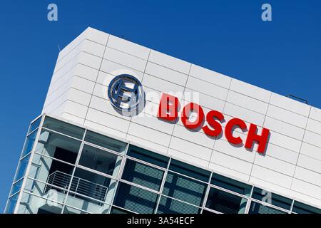 München, Deutschland. März 2025. Schriftzug und Logo der Robert Bosch GmbH sind auf einer Niederlassung des Unternehmens in München (Bayern) zu sehen. Bosch ist ein deutscher Technologiekonzern mit Sitz in Stuttgart, der als Automobilzulieferer, Hersteller von Industrietechnik, Konsumgütern (Elektrowerkzeuge, Haushaltsgeräte) sowie Energie- und Gebäudetechnik tätig ist. Das Bosch-Logo (Anker im Kreis) soll die Zuverlässigkeit und Leistung der Bosch-Technologie zum Ausdruck bringen. Quelle: Matthias Balk/dpa/Alamy Live News Stockfoto