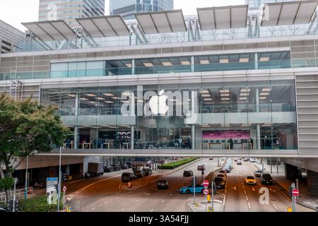Hongkong. China- 02.21.2025. Außenansicht des Apple Einzelhandelsgeschäfts mit großem Apple Logo in der IFC Mall, Central District. Stockfoto