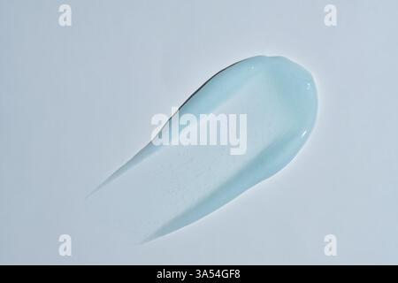 Hochwertiges, kosmetisches Muster, das sich von einer glatten Oberfläche reflektiert und eine saubere und moderne Ästhetik für Schönheitskonzepte schafft. Stockfoto