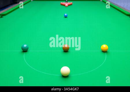 Hochwinkelansicht eines Snookertisches mit den Kugeln in ihrer Ausgangsposition. Stockfoto