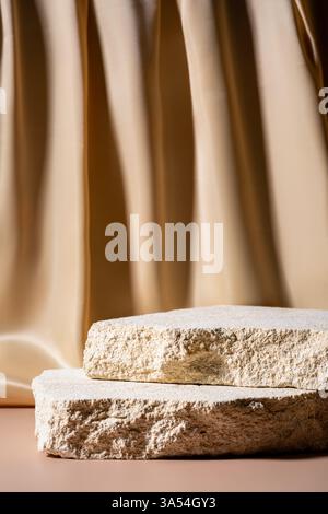 Abstrakte Naturszene mit Steinpodium-Komposition und auf beigem textilen Vorhänge-Hintergrund für Kosmetik, Beauty Product Branding, Parfüm, Hautpflege Stockfoto