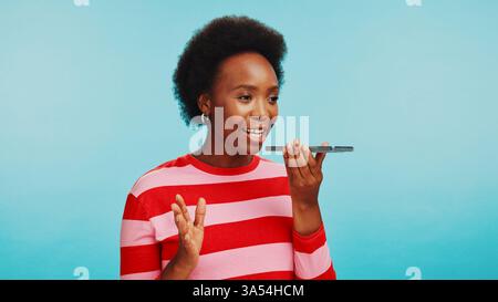 Lautsprecher, Telefon und schwarze Frau im Studio für Kommunikation, Audio- und Sprachaufnahmen. Happy, Contact and Person on Smartphone anrufen für Stockfoto