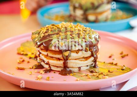 Dubai Schokoladen-Kunafa-Pfannkuchen, serviert in einem schicken Restaurant-Café. Stockfoto