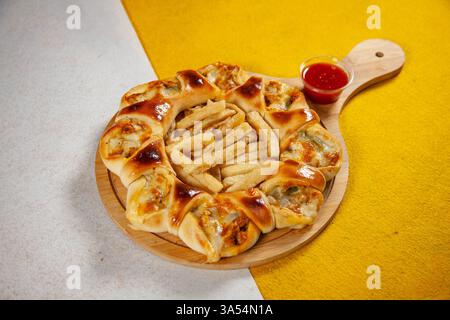 Philly Cheese Steak Naan serviert auf einem Holzteller in roter Sauce. Stockfoto