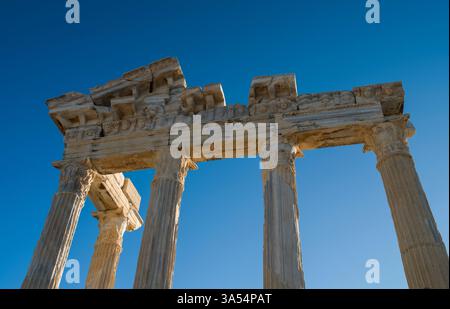 Atemberaubende Aussicht auf die Ruinen des Tempels des Apollo in Side. Archäologisches Erbe der Türkei. Mittelmeerküste Manavgat Bezirk, Antalya Stadt Stockfoto