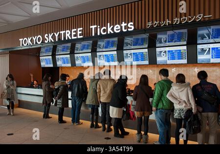 Besucher stehen am Ticketschalter in der Lobby des Tokyo Skytree, dem berühmten Fernsehturm in Sumida Ward, Tokio, Japan. Stockfoto
