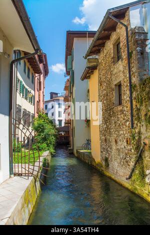 Udine, Italien - 9. Juli 2024. Der Roggia di Udine Kanal, der durch Udine fließt, Friaul-Julisch Venetien. Einer von zwei historischen künstlichen Kanälen Stockfoto