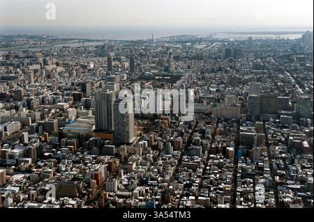 Panoramablick auf die endlose Zersiedelung der Metropolstadt Tokio vom Gipfel des Tokio Skytree in Sumida Ward, Tokio, Japan. Stockfoto