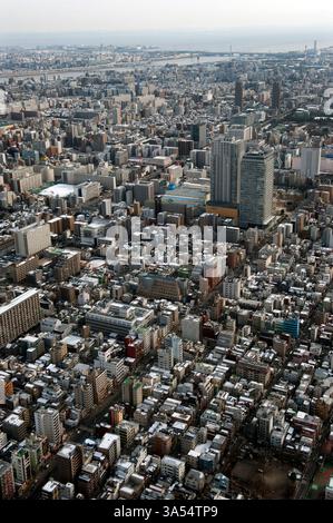 Panoramablick auf die endlose Zersiedelung der Metropolstadt Tokio vom Gipfel des Tokio Skytree in Sumida Ward, Tokio, Japan. Stockfoto