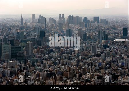 Panoramablick auf die endlose Zersiedelung der Metropolstadt Tokio vom Gipfel des Tokio Skytree in Sumida Ward, Tokio, Japan. Stockfoto