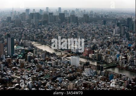 Panoramablick auf die endlose Zersiedelung der Metropolstadt Tokio vom Gipfel des Tokio Skytree in Sumida Ward, Tokio, Japan. Stockfoto