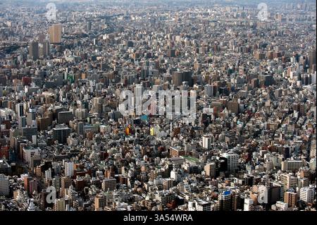 Panoramablick auf die endlose Zersiedelung der Metropolstadt Tokio vom Gipfel des Tokio Skytree in Sumida Ward, Tokio, Japan. Stockfoto