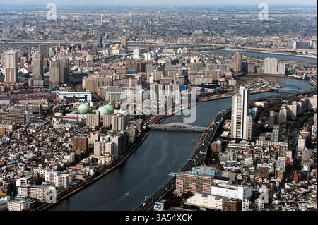 Panoramablick auf die endlose Zersiedelung der Metropolstadt Tokio vom Gipfel des Tokio Skytree in Sumida Ward, Tokio, Japan. Stockfoto