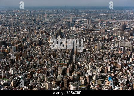 Panoramablick auf die endlose Zersiedelung der Metropolstadt Tokio vom Gipfel des Tokio Skytree in Sumida Ward, Tokio, Japan. Stockfoto
