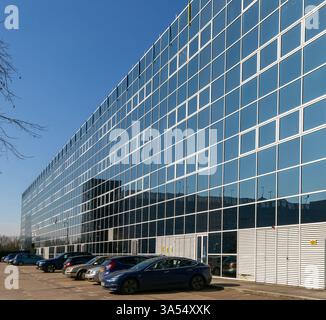 Reflektierendes Glas vor dem Bürogebäude des Elder House, Milton Keynes Central, Buckinghamshire, England, Großbritannien Stockfoto