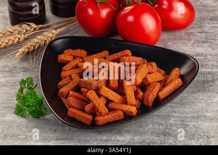 Knusprige Croutons – gebratenes Brot in der Schüssel Stockfoto
