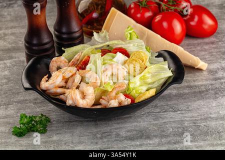 Leckerer caesar-Salat mit Garnelen und Eisberg Stockfoto