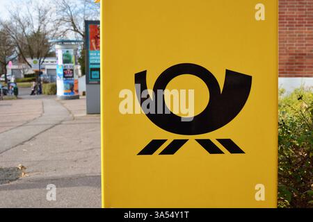 Heidelberg, 22. Februar 2025: Nahaufnahme des gelben offiziellen deutschen Postfachs in der Stadtstraße Stockfoto