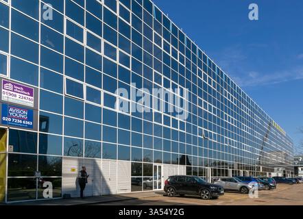 Reflektierendes Glas vor dem Bürogebäude des Elder House, Milton Keynes Central, Buckinghamshire, England, Großbritannien Stockfoto