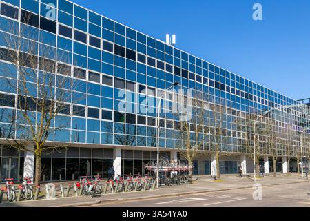 Reflektierende Glasfassade außerhalb des Büroblocks Phoenix House, Milton Keynes Central, Buckinghamshire, England, Großbritannien Stockfoto