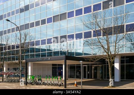 Reflektierende Glasfassade außerhalb des Büroblocks Phoenix House, Milton Keynes Central, Buckinghamshire, England, Großbritannien Stockfoto