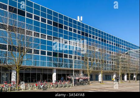 Reflektierende Glasfassade außerhalb des Büroblocks Phoenix House, Milton Keynes Central, Buckinghamshire, England, Großbritannien Stockfoto