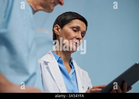 Besprechung medizinischer Ergebnisse mit Kollegen im Krankenhaus Stockfoto