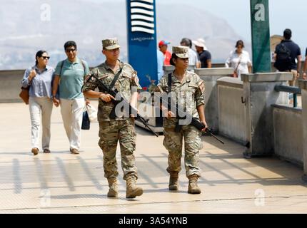 Lima, Peru. März 2025. Peruanische Soldaten patrouillieren am 20. März 2025 im Larcomar Park im Touristenviertel Miraflores in Lima, Peru. Die peruanische Regierung erklärte am Montag in Metropolitan Lima und der benachbarten Provinz Callao den 30-tägigen Ausnahmezustand, um dem Anstieg krimineller Aktivitäten der letzten Tage entgegenzuwirken. Quelle: Mariana Bazo/Xinhua/Alamy Live News Stockfoto