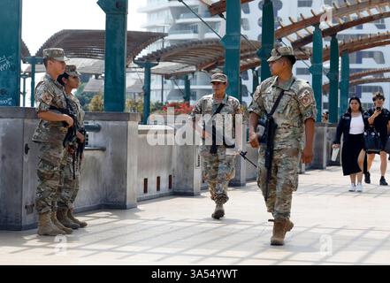 Lima, Peru. März 2025. Peruanische Soldaten patrouillieren am 20. März 2025 im Larcomar Park im Touristenviertel Miraflores in Lima, Peru. Die peruanische Regierung erklärte am Montag in Metropolitan Lima und der benachbarten Provinz Callao den 30-tägigen Ausnahmezustand, um dem Anstieg krimineller Aktivitäten der letzten Tage entgegenzuwirken. Quelle: Mariana Bazo/Xinhua/Alamy Live News Stockfoto