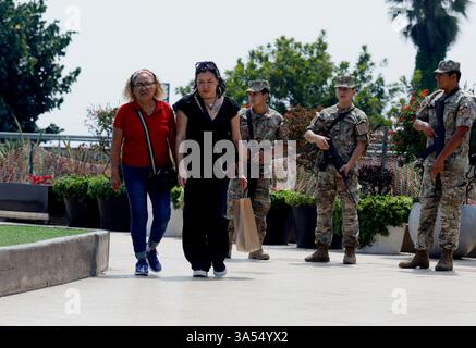 Lima, Peru. März 2025. Peruanische Soldaten stehen am 20. März 2025 im Larcomar Park im touristischen Viertel Miraflores in Lima, Peru. Die peruanische Regierung erklärte am Montag in Metropolitan Lima und der benachbarten Provinz Callao den 30-tägigen Ausnahmezustand, um dem Anstieg krimineller Aktivitäten der letzten Tage entgegenzuwirken. Quelle: Mariana Bazo/Xinhua/Alamy Live News Stockfoto