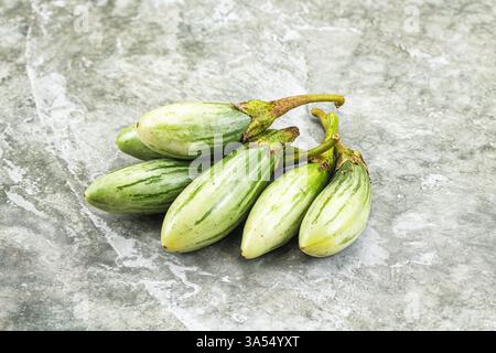 Kleine junge grüne Auberginen-Haufen aus biologischem Anbau Stockfoto