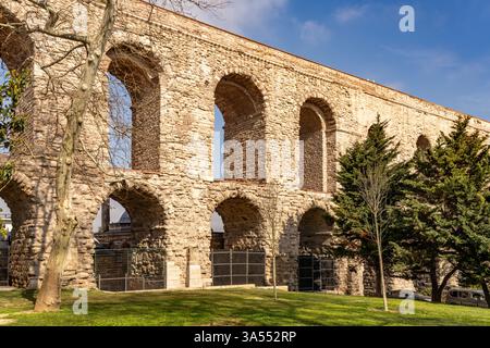 Der römische Valens Aquädukt in Fatih, Istanbul, Türkei | das römische Aquädukt von Valens in Fatih, Istanbul, Türkei Stockfoto