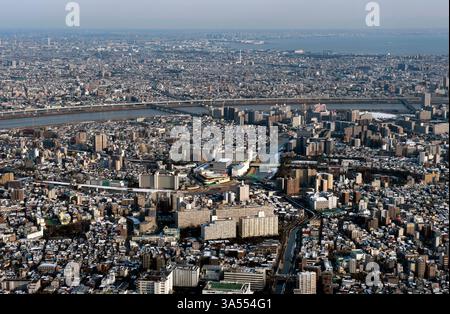 Panoramablick auf die endlose Zersiedelung der Metropolstadt Tokio vom Gipfel des Tokio Skytree in Sumida Ward, Tokio, Japan. Stockfoto