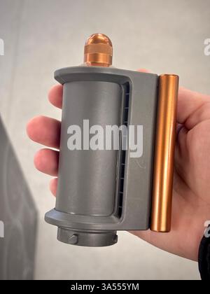 Airwrap-Stangenaufsatz zum Locken und Wehen von Haaren. Hochwertige Fotos Stockfoto