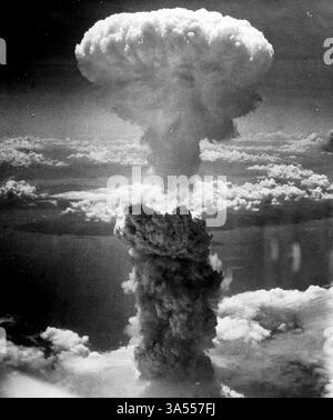 Pilzwolke über Nagasaki nach dem Atombombenangriff am 9. August 1945. Aus dem Nordwesten. - Stockfoto
