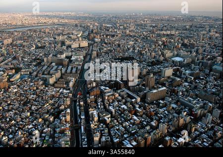 Panoramablick auf die endlose Zersiedelung der Metropolstadt Tokio vom Gipfel des Tokio Skytree in Sumida Ward, Tokio, Japan. Stockfoto