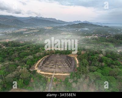 Luftaufnahme des Borobudur-Tempels im Nebel, Java Stockfoto