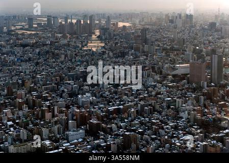 Panoramablick auf die endlose Zersiedelung der Metropolstadt Tokio vom Gipfel des Tokio Skytree in Sumida Ward, Tokio, Japan. Stockfoto