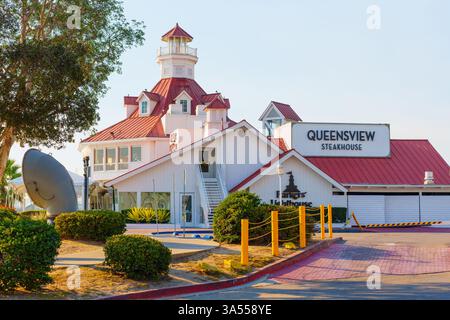 Long Beach, Kalifornien - 11. Januar 2025: Parker's Lighthouse, ein Fischrestaurant in Long Beach, Kalifornien, verfügt über ein einzigartiges Leuchtturmdesign Stockfoto