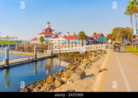 Long Beach, Kalifornien - 11. Januar 2025: Panoramablick auf Parker's Lighthouse Seafood Restaurant in Long Beach, mit lebhaften Farben, PA Stockfoto